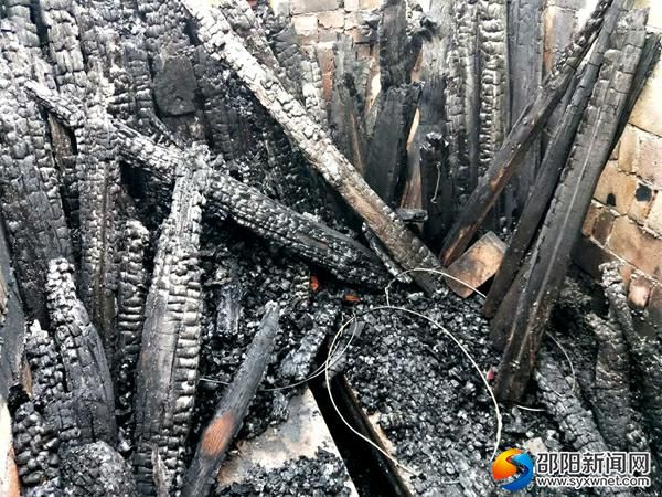 杂物间被烧焦的木柴