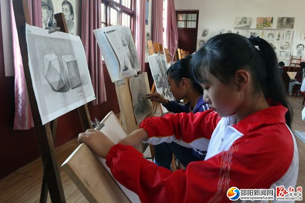 水庙中学的青少年活动中心学生正在学素描。