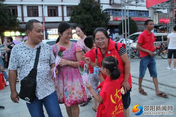 大邵公益的小志愿者也加入义卖行列