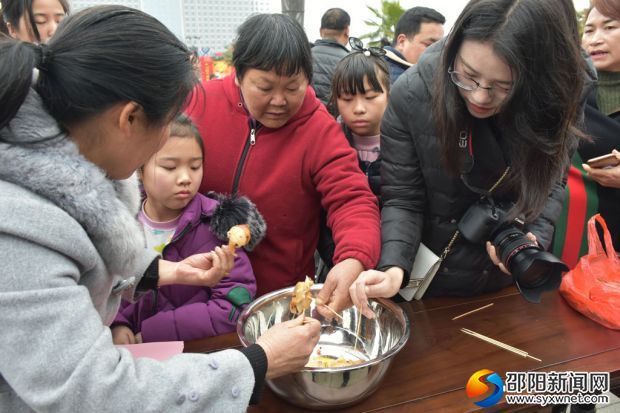 市民“抢”元宵。