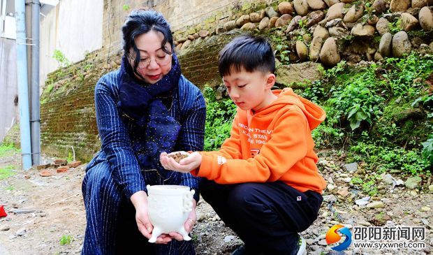 宋晓风与其儿子在衢州取土接革命烈士宋汉武回故乡。
