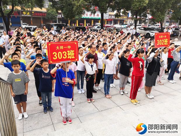 学生等待参观科技馆