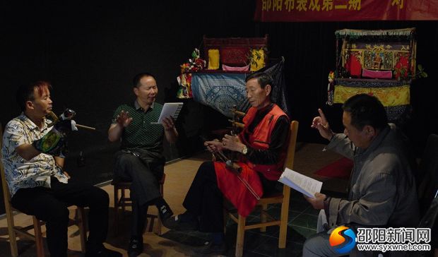 专家、传承人及学徒一起研讨布袋戏演唱技巧