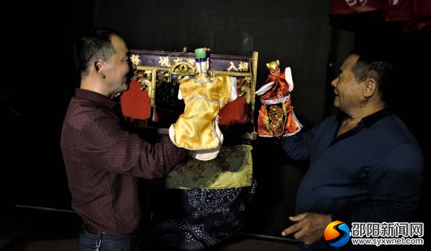 唐平清为学徒传授布袋戏技艺