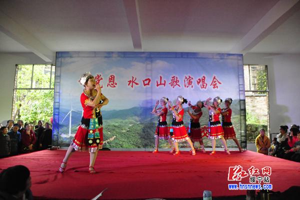 歌舞《情歌连着妹和哥》。