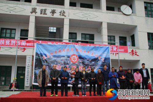 图为慰问金发放