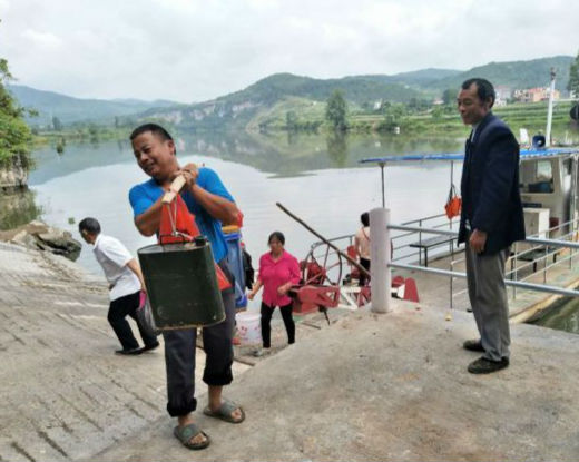 陈叶忠帮乘客搬运行李