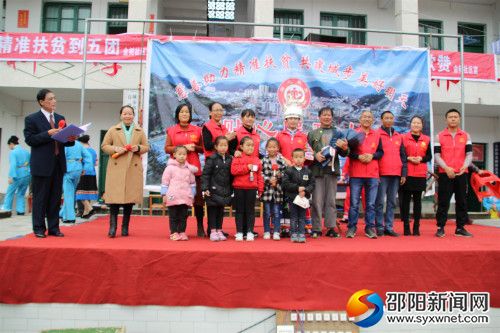 大邵公益志愿者为演出团老人过特殊的生日