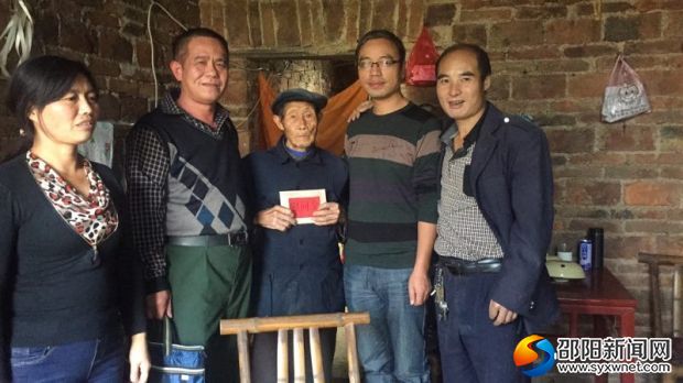 图（左二）为戴甲盛