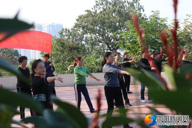 肖家排社区的文体休闲广场内，一群居民在认真地排练着广场舞