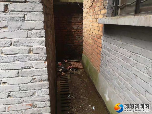 垃圾渣清理不及时导致下水道堵塞