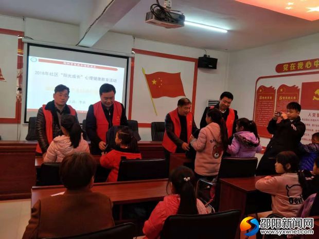 为小朋友发放书包