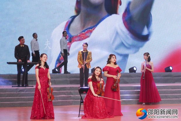 新视听组曲《辉煌四十年》