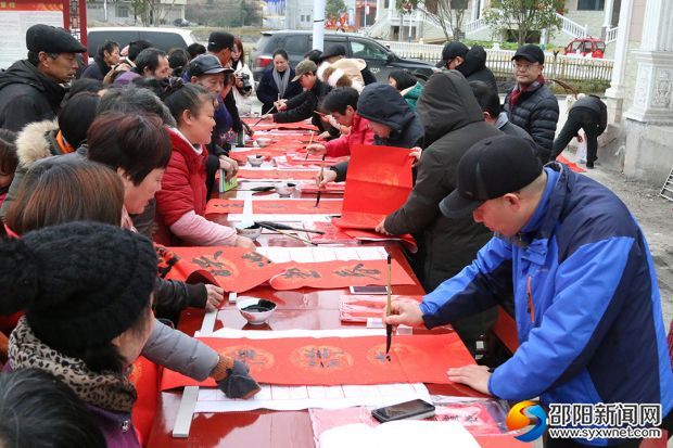 我市文艺界人士现场写春联赠送