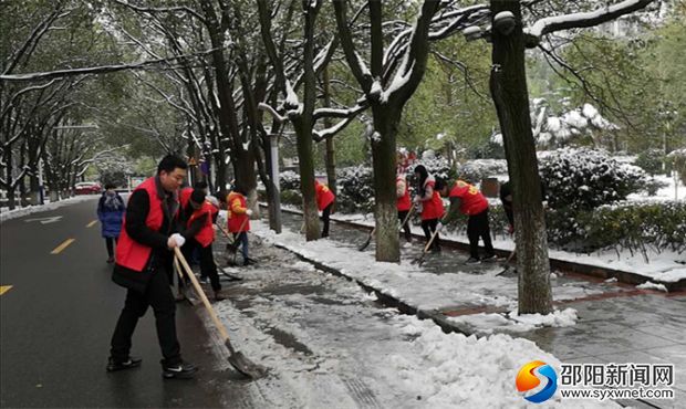 不畏严寒的志愿者们。