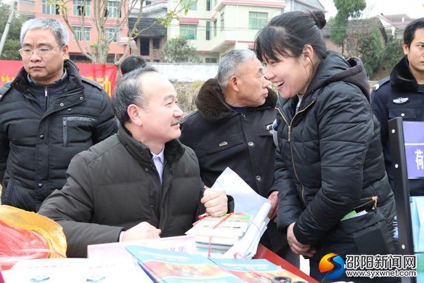 为当地群众做普法宣传