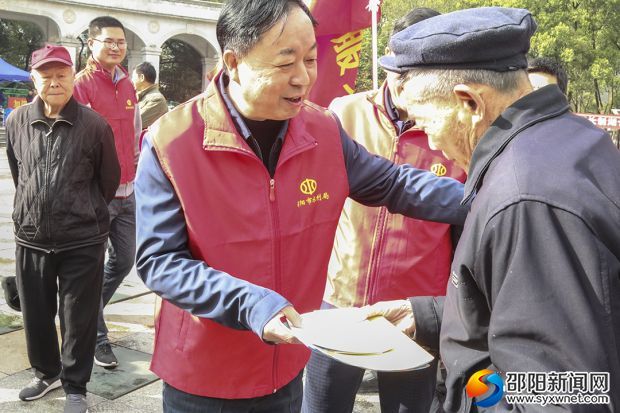 肖拥军副市长向群众发放宣传资料