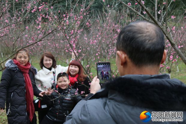 掏出手机合影留恋