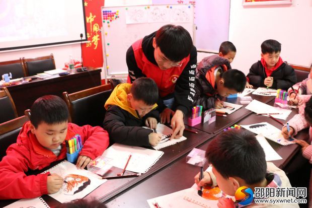 图为工作人在进行绘画授课