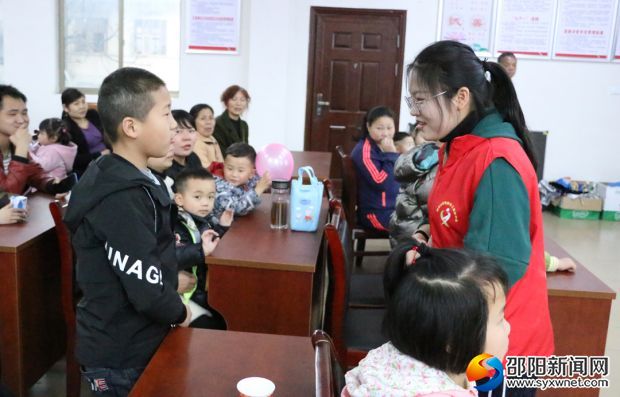 图为志愿在在国学课堂上与学生互动 