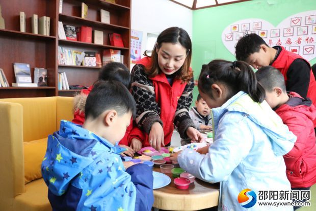 图为工作人员在进行手工DIY制作授课