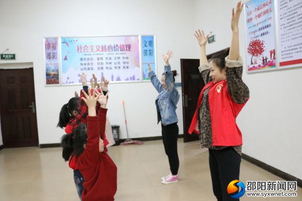 图为志愿者在为社区小朋友进行舞蹈教学