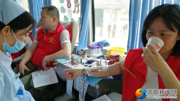 志愿者正在献血