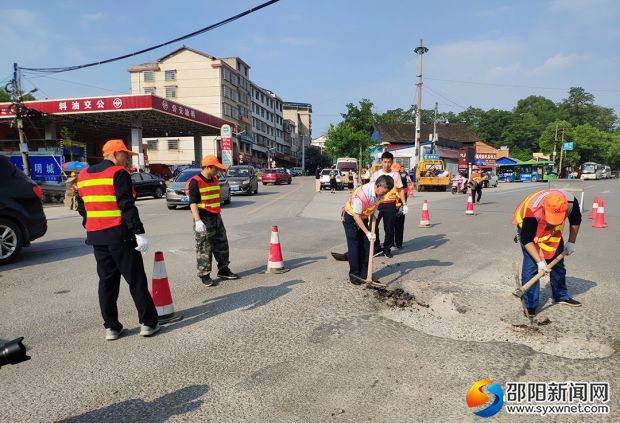 陈家桥养护站职工正在修补路面