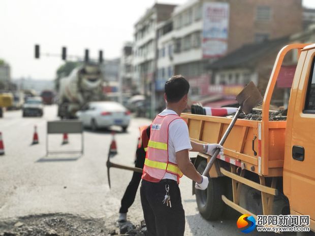 陈家桥养护站职工正在清理路面碎石
