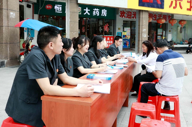 新邵法院“摆摊设点” 开展信访知识宣传.jpg