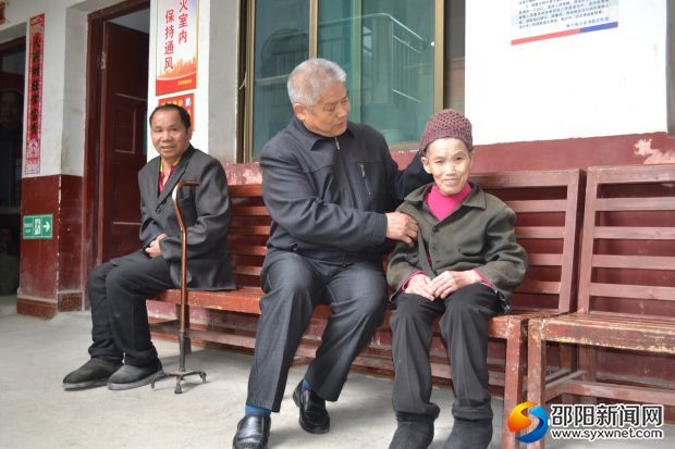 廖柏青在照顾敬老院老人