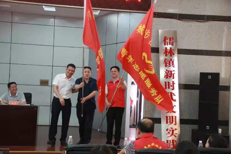 县委副书记张戈锐为乡镇新时代文明实践所和志愿服务队授旗.jpg