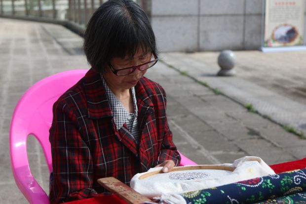 老艺人曾玉贞在展示邵阳土布纱秀制作技艺