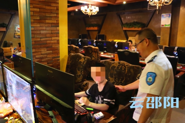 邵阳市文化市场综合执法局夜查城区网吧2.jpg