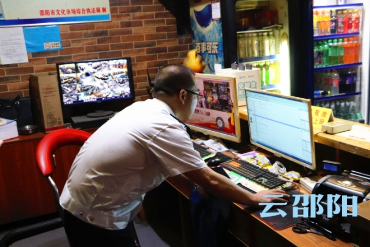 邵阳市文化市场综合执法局夜查城区网吧.jpg