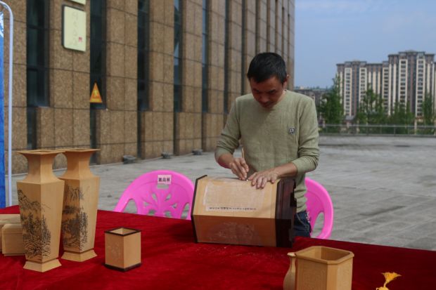 宝庆竹刻传承人王浩宇在展示竹刻技艺
