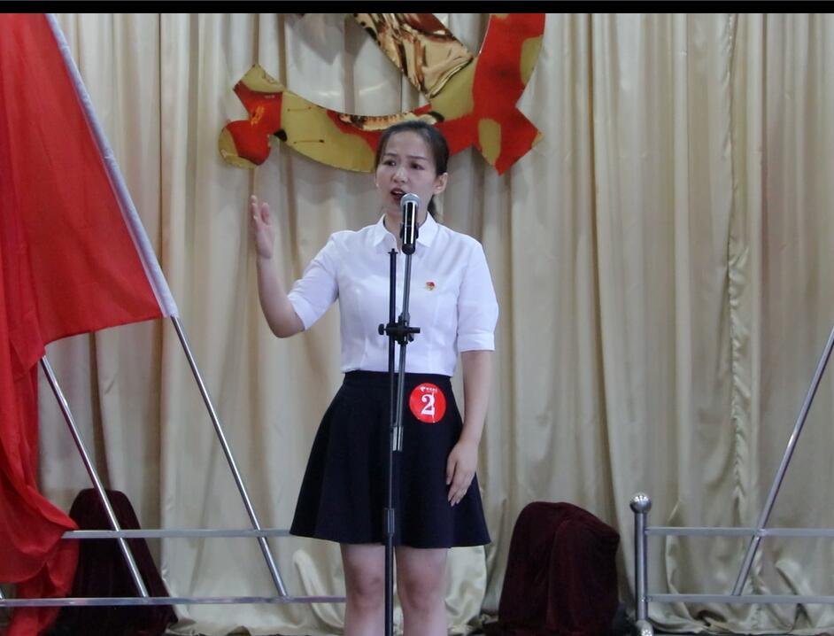 9、2号选手沈璐演讲题为《用青春的汗水为党旗添彩》.jpg