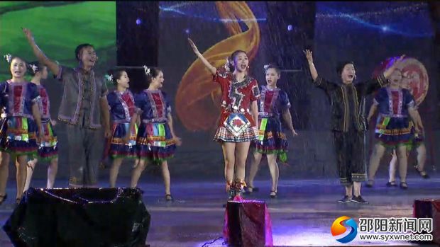 雨中进行精彩表演