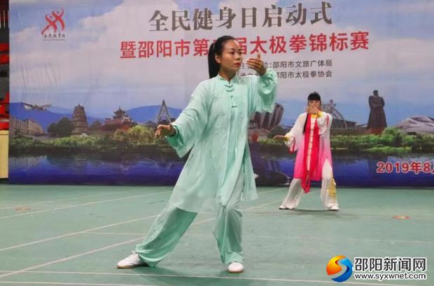 比赛现场，选手步伐轻灵稳健