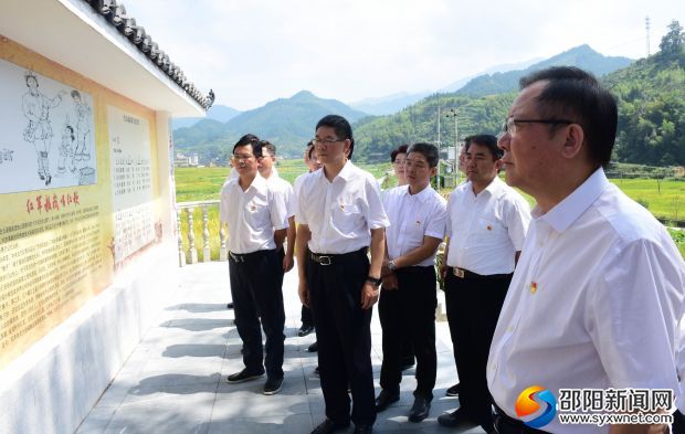 龚文密、刘事青一行了解“红军教我唱红歌”的故事