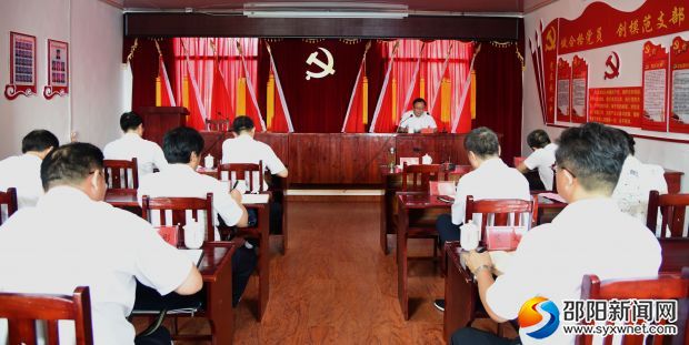 参观结束后，市领导在蓬瀛村村支部会议室开展红色微党课学习