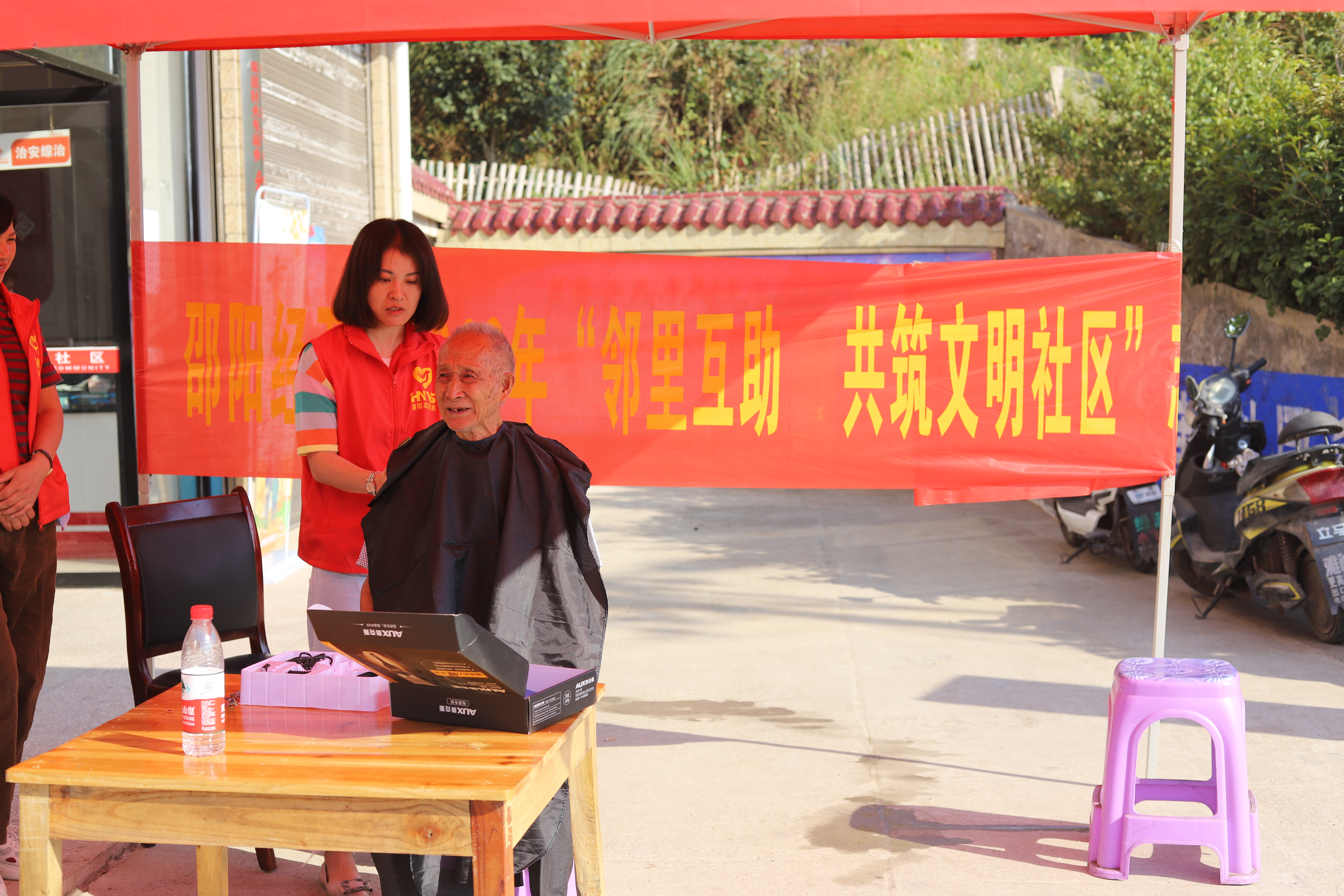 2019年在红旗社区开展“邻里互助，共筑文明社区”志愿者服务活动.jpg