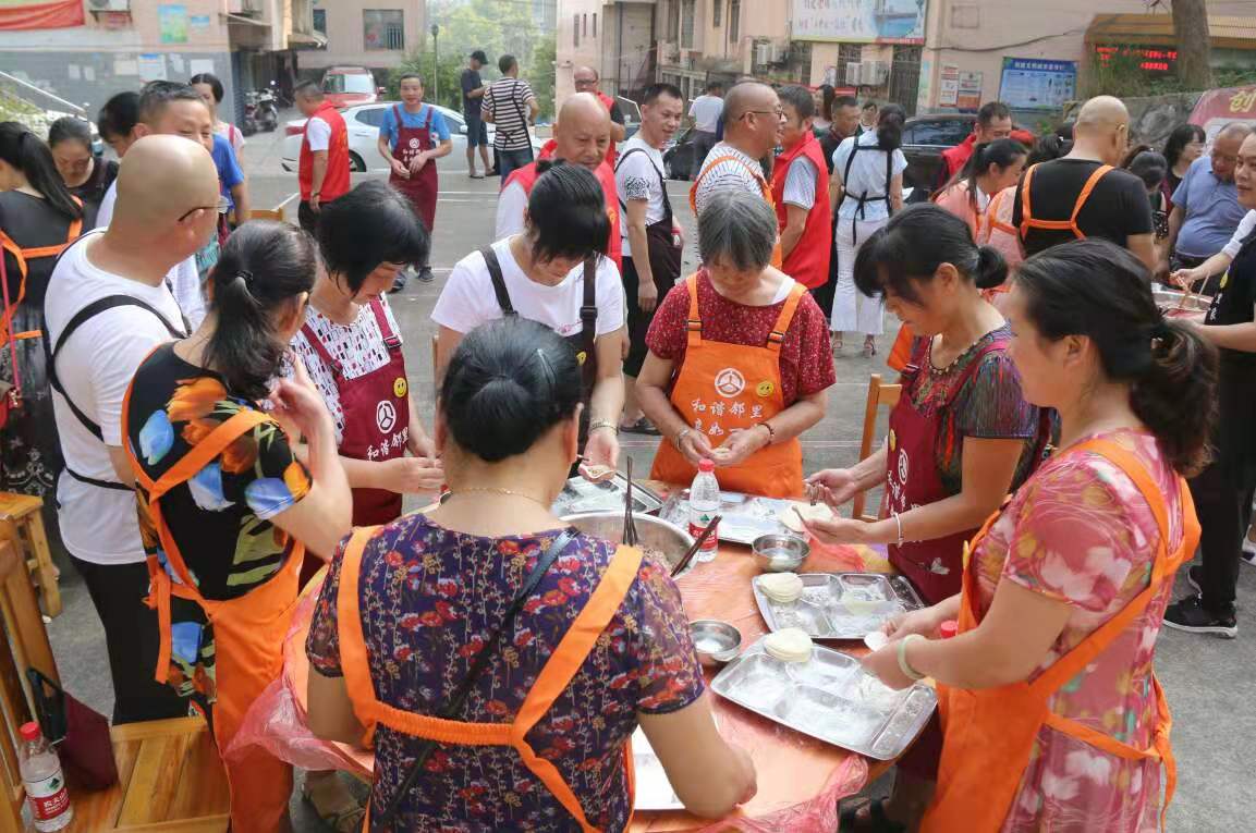 9月12日市公路系统志愿者联合兴建社区开展“邻里守望心连心，社区和谐一家亲”中秋包饺子慰问活动1.jpg