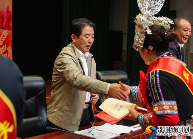 曹普华向“最美扶贫人物”颁发证书