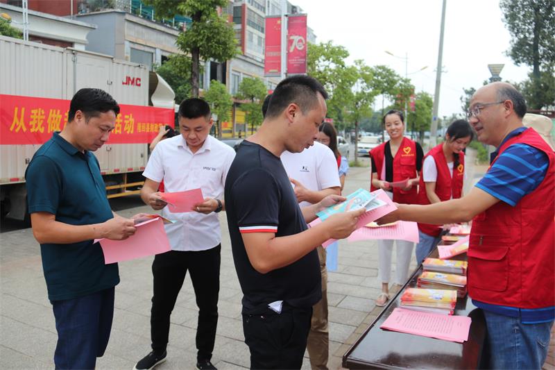 财政志愿者向群众发放资料(1).jpg