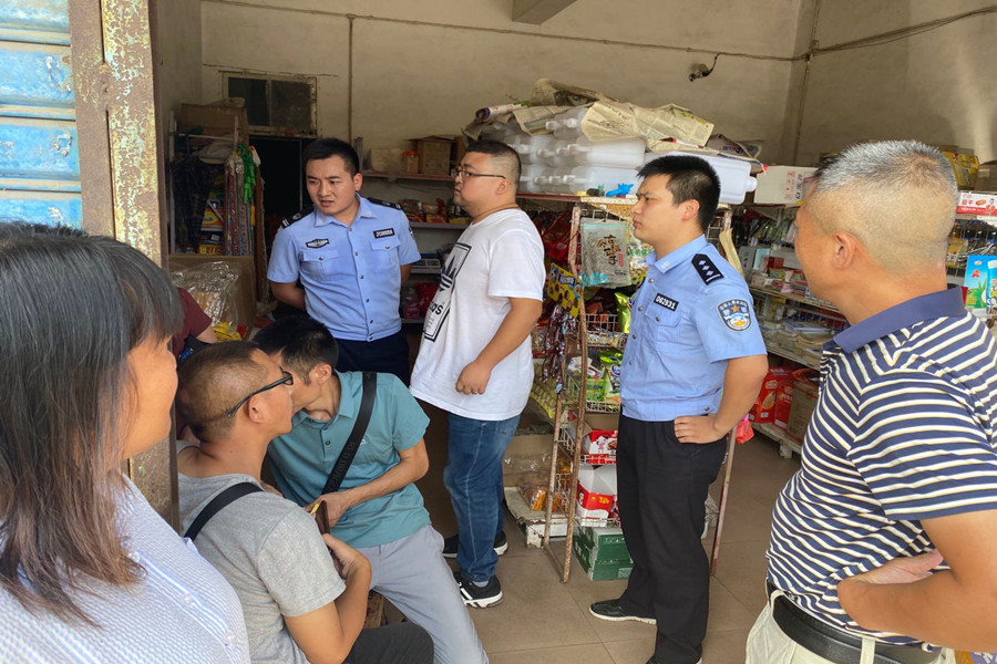 乡政协主任屈红亮和武装政法委员刘巍带队对蔡桥乡中学周边的商店、摊点进行逐一排查_副本.jpg