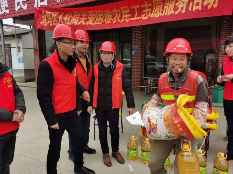 北塔区人社局打造“铁饭碗”送服农民工1.jpg