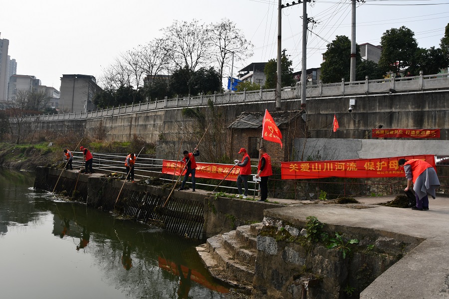邵阳市水利局2月24日在邵水电站开展“关爱山川河流保护母亲河”志愿活动1.jpg
