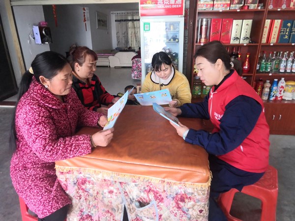 北塔区消防救援大队挨家挨户“串门子”宣传防火经2_副本.jpg