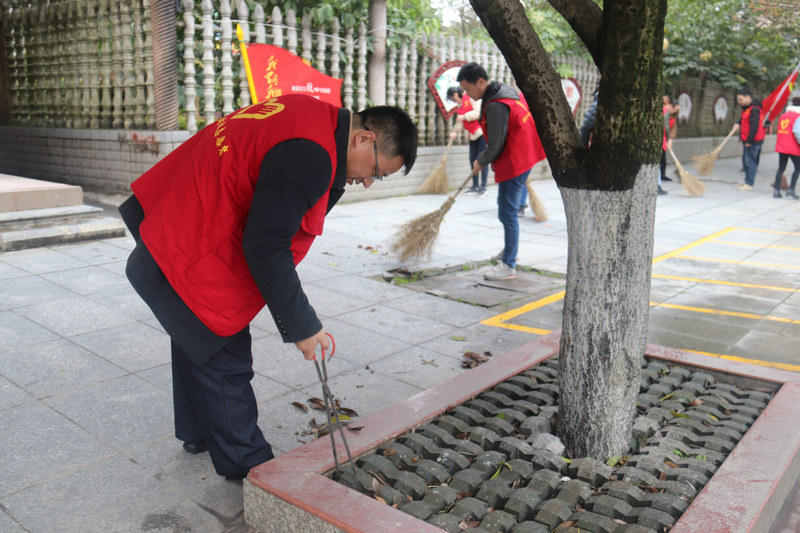 财政志愿者开展卫生清扫.jpg